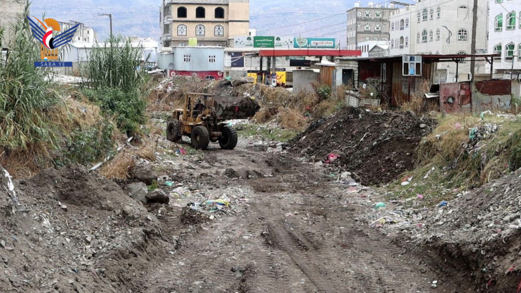 الاطلاع على أعمال تنظيف وتوسعة السوائل وفتح العبارات بمركز محافظة إب