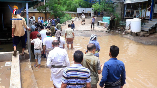 محافظ الحديدة والوكيل البشري يتفقدان أضرار السيول في باجل والمراوعة