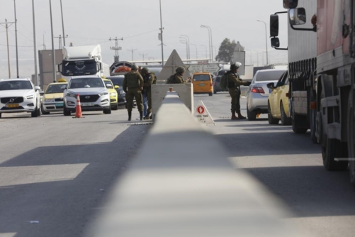 العدو الصهيوني يغلق مداخل بلدة الرام بالقدس وينصب حاجزا في رام الله