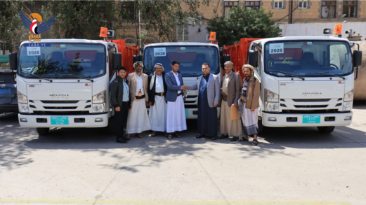 وزارة المالية تسلم آليات نظافة لعدد من المحافظات