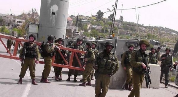 العدو الإسرائيلي ينصب حاجزا عسكريا غرب بيت لحم ومستوطنون يصيبون فلسطيني ونجله في الأغوار