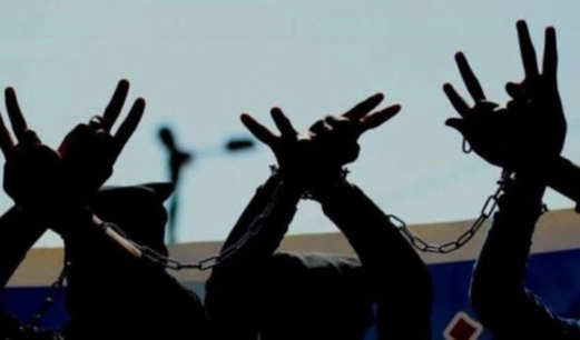 العدو الصهيوني يُصدر ويُجدد أوامر الاعتقال الإداري بحق 64 معتقلًا فلسطينيا