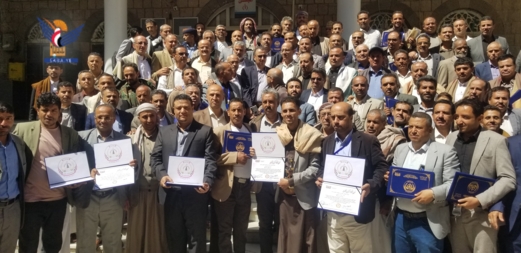 مصلحة الضرائب والجمارك تُكرم موظفيها المبرزين لحصولها على المركز الأول في نظام "الأفميس" مصلحة الضرائب والجمارك تُكرم موظفيها المبرزين لحصولها على المركز الأول في نظام "الأفميس"