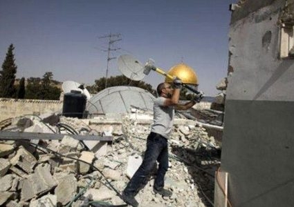 سلطات العدو الصهيوني تجبر مقدسيًا على هدم منزله شمال القدس المحتلة