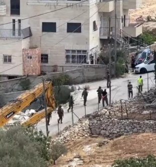 العدو الصهيوني يقتحم بلدة حزما ويُمهل عائلة أسير ساعة لإخلاء منزلها قبل هدمه