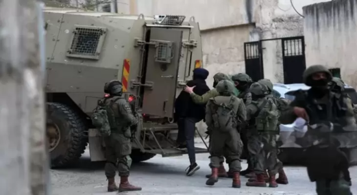 العدو الإسرائيلي يعتقل7 فلسطينيين بينهم طفل وطبيبين في مناطق متفرقة من الضفة والقدس