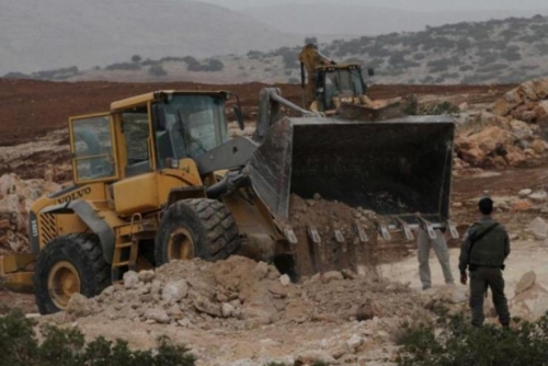 مستوطنون يحرثون أراض  الفلسطينيين تمهيدا للاستيلاء عليها في شلال العوجا شمال أريحا وآخرون يتلفون محاصيل زراعية في الأغوار الشمالية