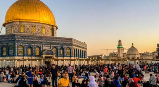 العدو الصهيوني يعتقل صحفيًا فلسطينيًا من داخل المسجد الأقصى
