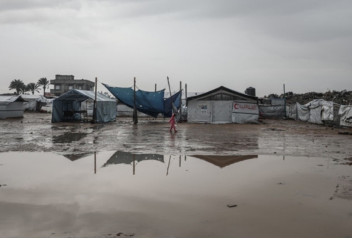 في ظل بنية تحتية مدمّرة..المنخفض الجوي يساوي بين البيوت والخيام في المعاناة بغزة