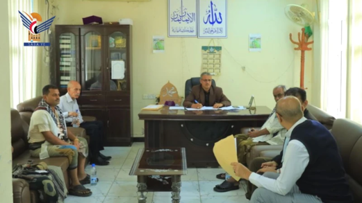وكيل محافظة الحديدة يطلع على سير العمل في مكتب الصحة