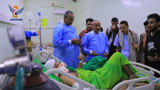 محافظ الحديدة يتفقد جرحى جريمة قصف مصنع إسمنت باجل
