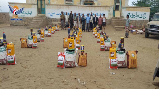 تدشين توزيع 500 سلة غذائية للأسر الفقيرة بمديرية اللحية في الحديدة