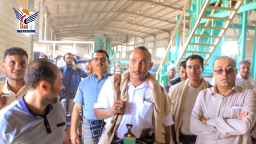  محافظ الحديدة ووكيل وزارة الاقتصاد يتفقدان عدداً من المصانع بالمنطقة الصناعية