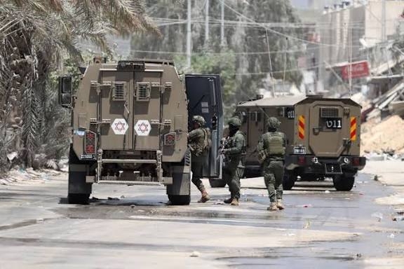 قوات العدو الإسرائيلي تعتقل أربعة فلسطينيين من محافظة الخليل