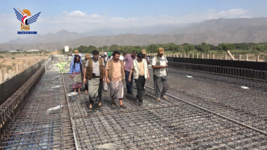 رئيس مؤسسة الطرق يتفقد سير العمل في مشروع استكمال جسر الكدن في الحديدة