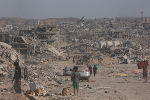 جيش العدو الصهيوني يعدم طفلاً فلسطينياً ويقسم جسده إلى نصفين بالدبابة وسط قطاع غزة