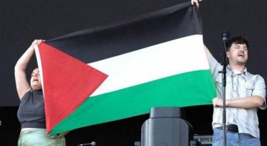 فرق موسيقية تنسحب من مهرجان بريطاني بسبب إزالة فرقة أيرلندا لرفعها علم فلسطين فرق موسيقية تنسحب من مهرجان بريطاني بسبب إزالة فرقة أيرلندا لرفعها علم فلسطين