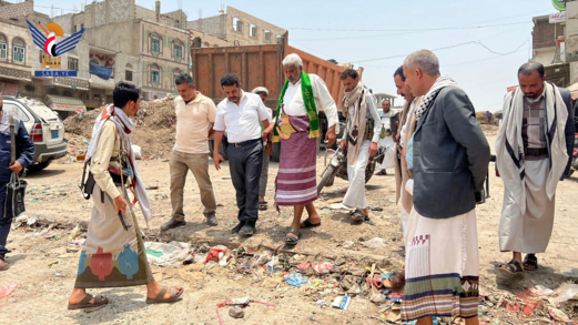 قحيم يتفقد سير العمل بمشروع رص وتأهيل الشارع العام في مدينة الشرق بذمار