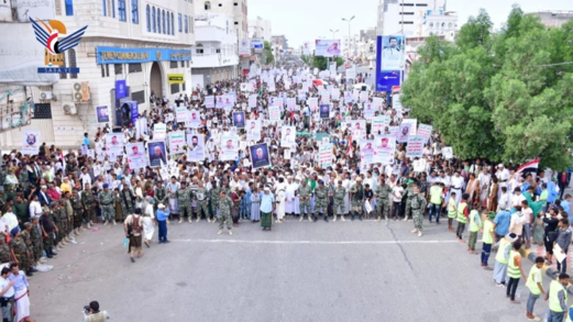 طوفان بشري في 317 ساحة بالحديدة تتويجًا لعامين من العطاء ووفاءً لدماء الشهداء طوفان بشري في 317 ساحة بالحديدة تتويجًا لعامين من العطاء ووفاءً لدماء الشهداء