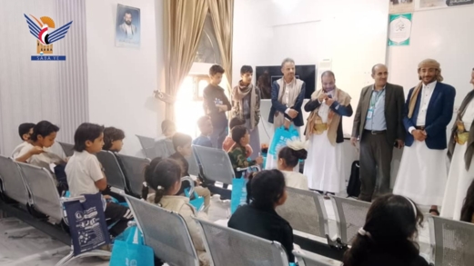 إب.. زيارة تفقدية للمراكز الصيفية وتوزيع مستلزمات تعليمية للطلاب