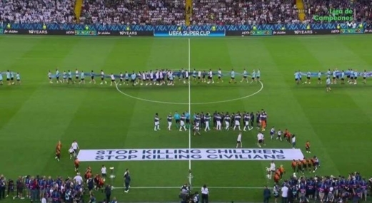 طفلان فلسطينيان من غزة يشاركان في مباراة كأس السوبر الأوروبي 2025 طفلان فلسطينيان من غزة يشاركان في مباراة كأس السوبر الأوروبي 2025