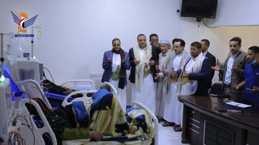 وزير المالية والقائم بأعمال وزير الاقتصاد يزوران عددا من المستشفيات في تعز