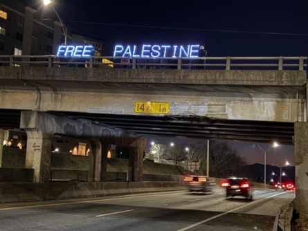 "قدامى محاربين" بولاية كارولاينا الشمالية يرفعون لافتة مضيئة "Free Palestine" تضامنا مع الشعب الفلسطيني