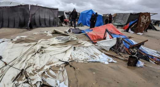 الدفاع المدني بغزة: الرياح تسببت بتدمير وتطاير الآلاف من خيام النازحين