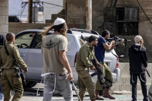 مستوطنون يهاجمون مركبات الفلسطينيين شمال شرق رام الله وآخرون يحرقون أشجاراً في ترمسعيا شمال رام الله