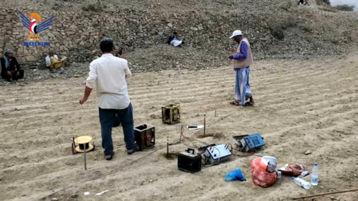 فريق جيولوجي لاكتشاف مواقع المياه في مديرية بكيل بحجة