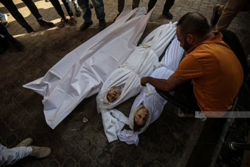 استشهاد ثمانية فلسطينيين إثر قصف العدو الصهيوني مدرستين ونقطة توزيع مساعدات بغزة