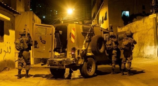 العدو الاسرائيلي يشن حملة اقتحامات ويعتقل عددا من الفلسطينيين في الضفة الغربية