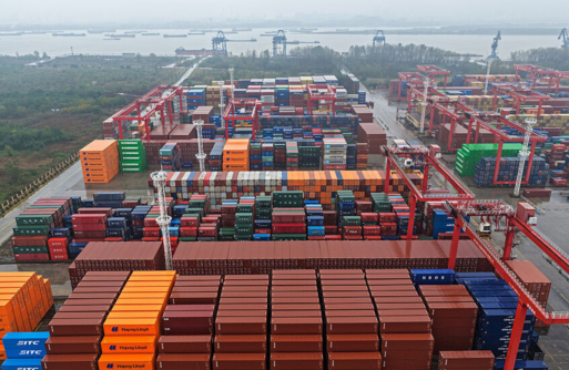 الصين تعلّق تحصيل الرسوم الخاصة بالموانئ على السفن الأمريكية لمدة عام