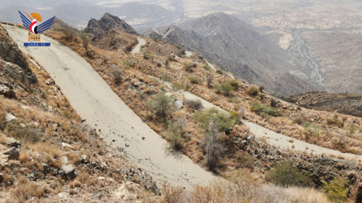 محافظ البيضاء يتفقد العمل بإزالة مخلفات الحرب في عقبة ثرة