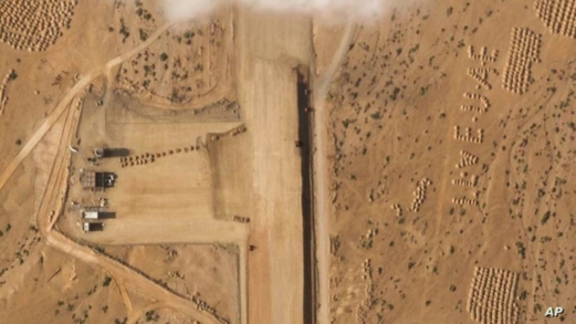 "أسوشييتد برس": صور أقمار صناعية تظهر بناء مهبط طائرات على جزيرة يمنية.. ما دور الإمارات؟ "أسوشييتد برس": صور أقمار صناعية تظهر بناء مهبط طائرات على جزيرة يمنية.. ما دور الإمارات؟