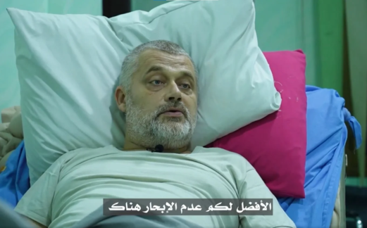 القوات اليمنية تعرض شهادات طاقم سفينة "ETERNITY C" بعد استهدافها القوات اليمنية تعرض شهادات طاقم سفينة "ETERNITY C" بعد استهدافها