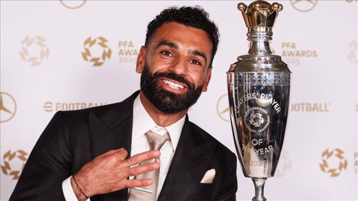 محمد صلاح يتوج بجائزة أفضل لاعب في الدوري الإنجليزي للمرة الثالثة محمد صلاح يتوج بجائزة أفضل لاعب في الدوري الإنجليزي للمرة الثالثة