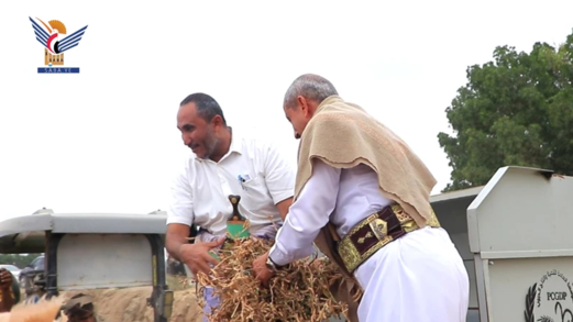 مؤسسة الحبوب تدشن حصاد محصول فول الصويا في مديرية باجل بالحديدة