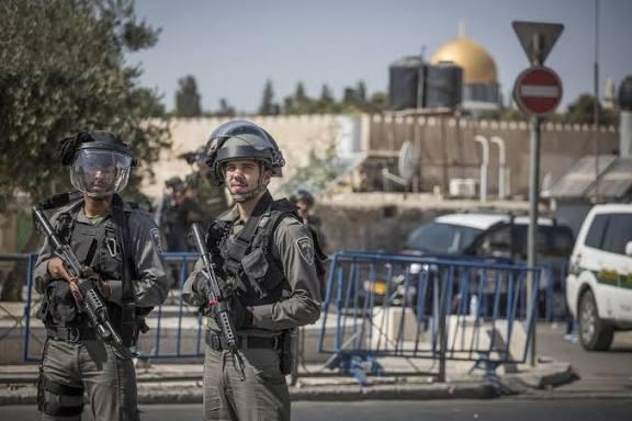 العدو الإسرائيلي يغلق مدينة القدس بذريعة تأمين مسيرة للمستوطنين