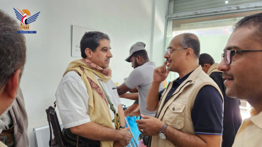 الوكيل البشري يطلّع على الخدمات الصحية بالمخيم الطبي المجاني في الزهرة بالحديدة