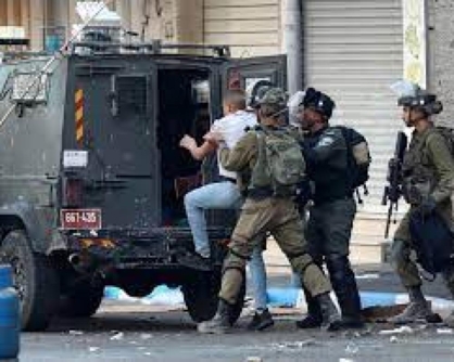 العدو الإسرائيلي يعتقل 7 فلسطينيين من نابلس.. ويغلق حاجز بيت فوريك العسكري العدو الإسرائيلي يعتقل 7 فلسطينيين من نابلس.. ويغلق حاجز بيت فوريك العسكري