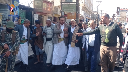 القائم بأعمال رئيس الوزراء يتفقد سير العمل بمشروع صيانة شارع المقالح