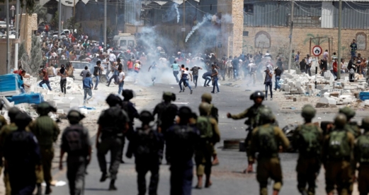 إصابات بالاختناق خلال اقتحام صهيوني بلدة بيت أمر واعتقال فلسطيني في بيت لحم