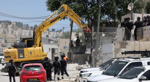 العدو الإسرائيلي يهدم منزلا وإسطبل خيول في القدس