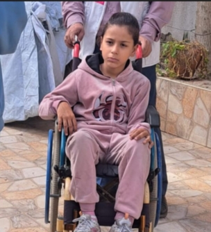 طفولة معلّقة بين الإعاقة والحرب.. معاناة حبيبة ناصر في نزوح لا ينتهي بغزة