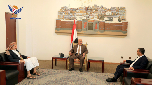 رئيس مجلس الوزراء يلتقي وزيري النفط والمعادن والكهرباء والمياه