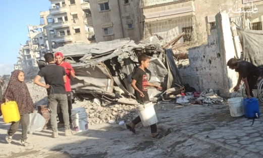 طفولة بلا تعليم.. طوابير الماء تحلّ محلّ طابور المدرسة في غزة