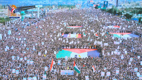 مسيرات اليمن المليونية تحذر من المخطط الصهيوأمريكي لنزع سلاح المقاومة وتعتبره استسلاما للعدو مسيرات اليمن المليونية تحذر من المخطط الصهيوأمريكي لنزع سلاح المقاومة وتعتبره استسلاما للعدو