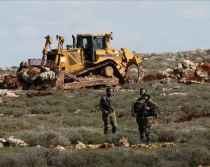 العدو الإسرائيلي يحتجز شاباً فلسطينيا ويستولي على معدات جرافة في ديربلوط غرب سلفيت