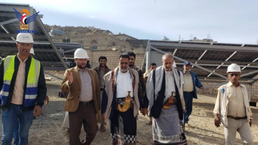 محافظ البيضاء يتفقد سير العمل بمشروع تركيب منظومة طاقة شمسية بفرع مؤسسة المياه